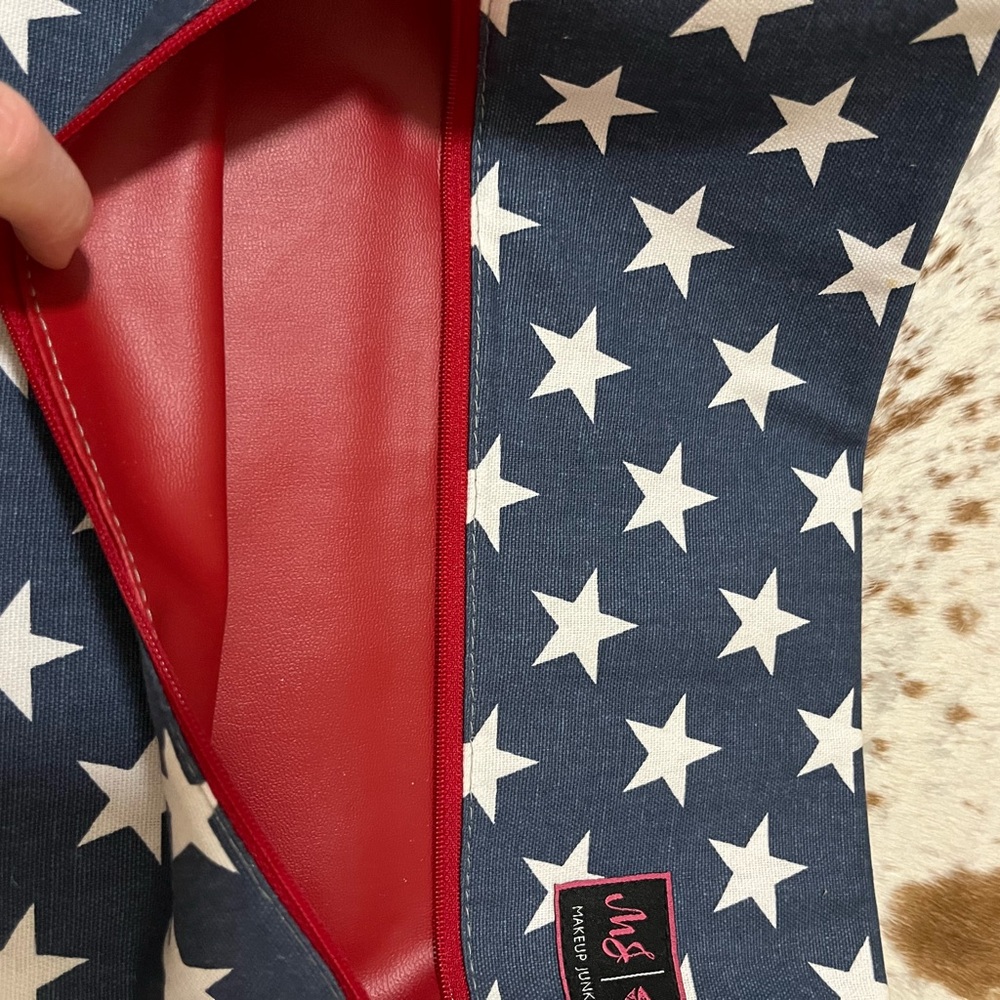 NWT makeup junkie size large Star Patterned Clutch with Red Zipper - Picture 2 of 3